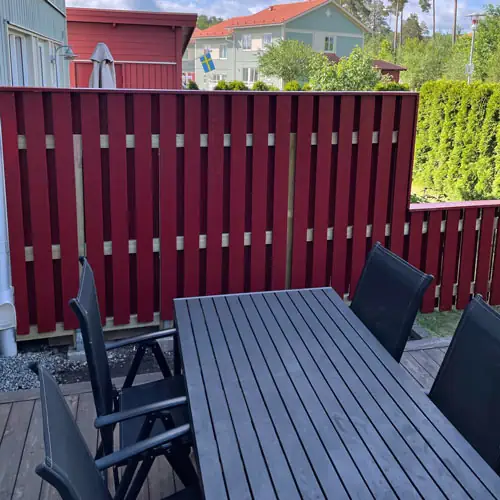 Träbänk med förvaring platsbyggd hos kund